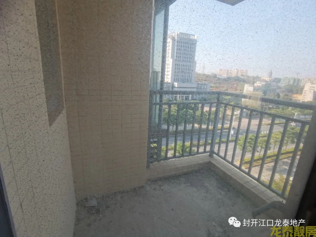 香槟一号南向电梯毛坯8楼