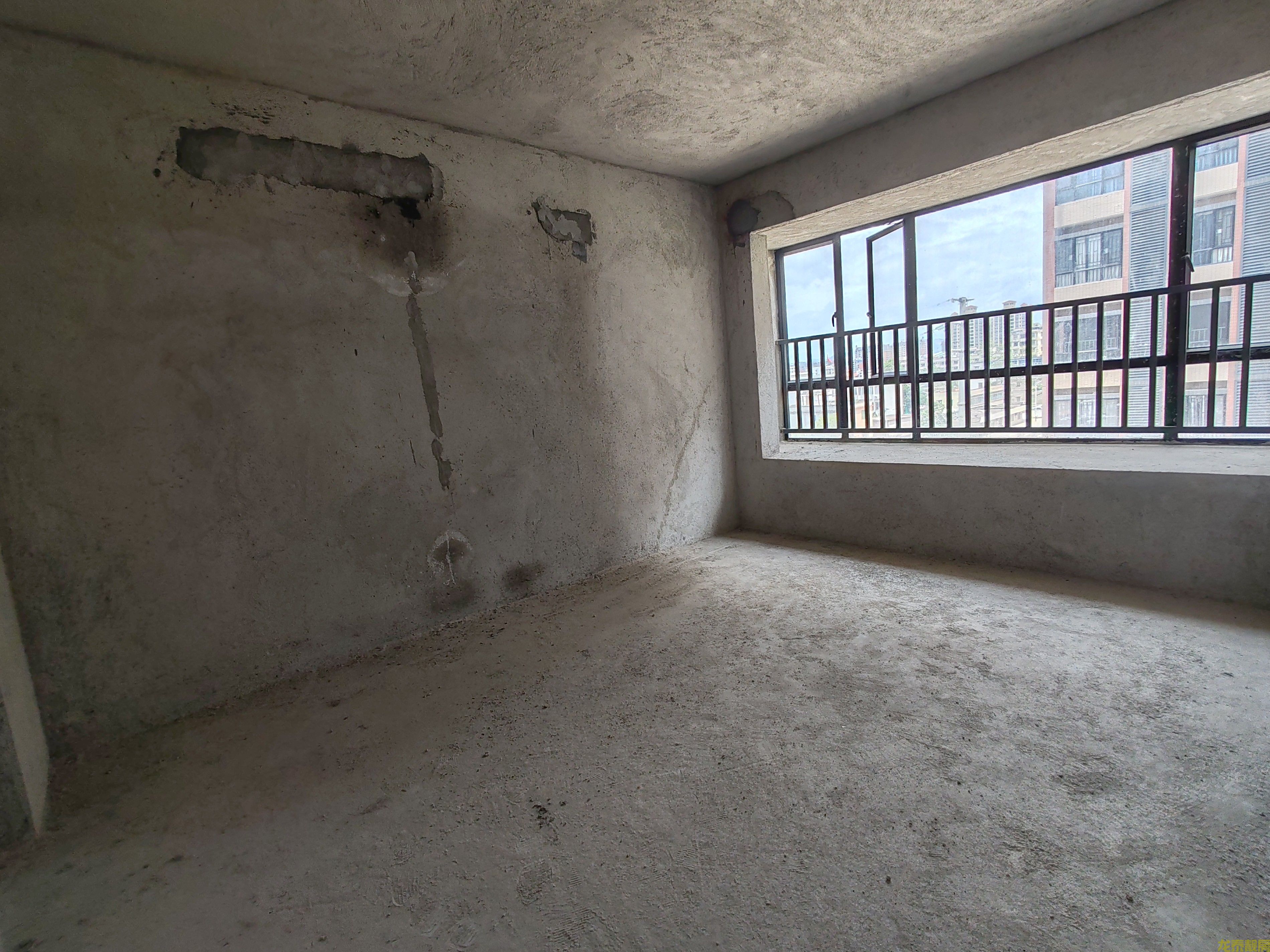 盛世莲花毛坯3房单边位