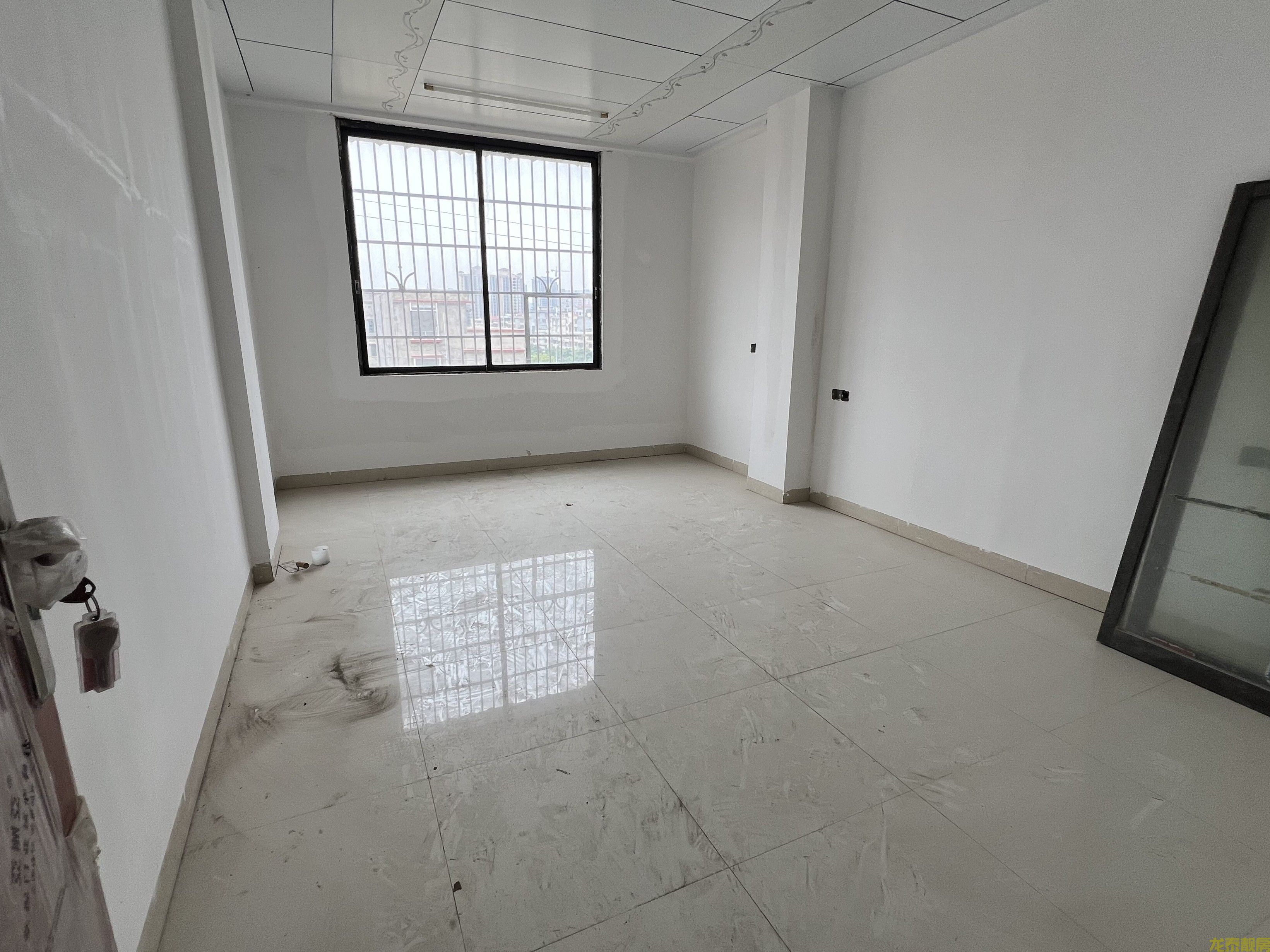 封川车站旁.步梯6楼4房，全新精装，即买即入住